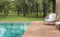 Giardino con piscina: arredo in legno per renderla un'oasi da sogno