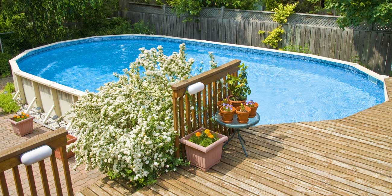 Giardino Con Piscina Arredo In Legno Per Renderla Un Oasi Da Sogno